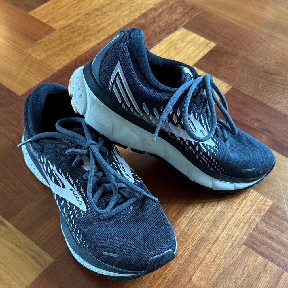 Brooks Ghost 13 Athletic Sneakers in Black & Grey